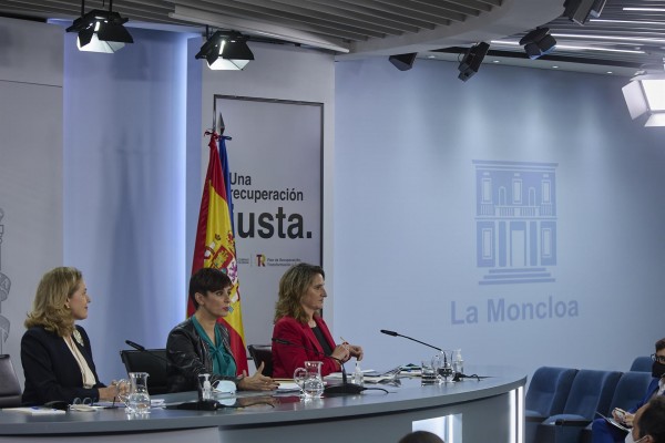  El Gobierno presentará en unos meses el nuevo paquete de medidas para mitigar el impacto de la luz