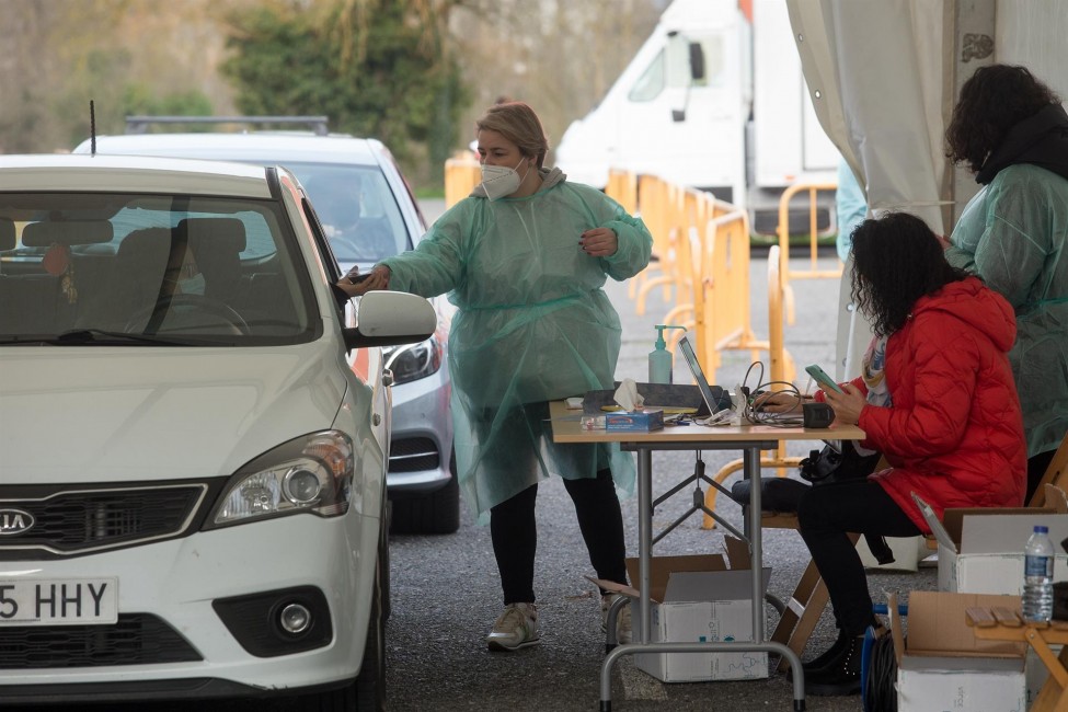 Una trabajadora sanitaria atiende a una persona que ha acudido a realizarse un test de antígenos de Covid-19. Foto: CARLOS CASTRO - 