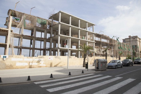 Costas se compromete a adoptar una resolución sobre el hotel de Arenales 