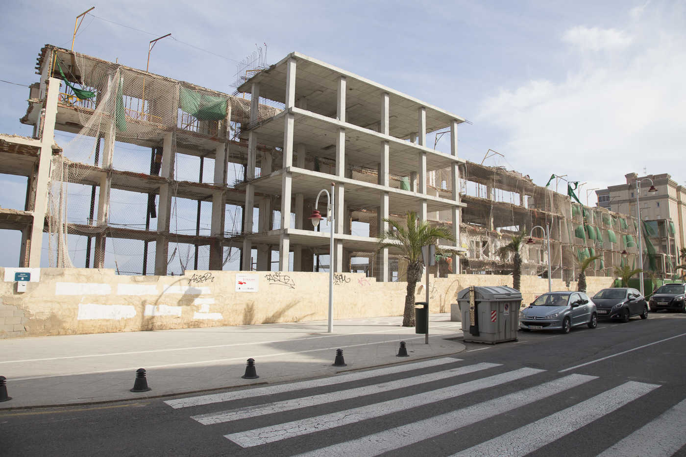 Costas se compromete a adoptar una resolución sobre el hotel de Arenales 