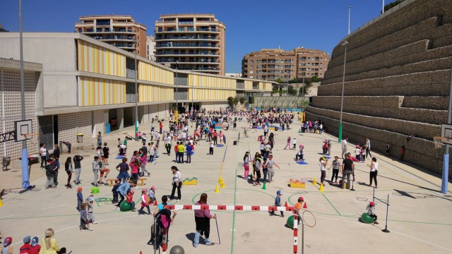 Diez años entrando aire y lluvia en los pasillos del colegio Mediterrani de Calp