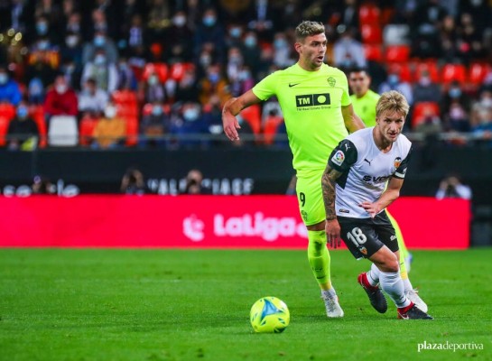 El Valencia no recurrirá las tarjetas a Wass y Maxi Gómez
