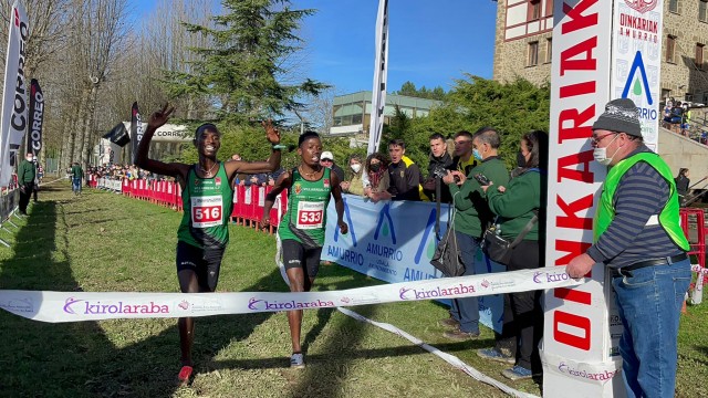 Los atletas del Playas Ndikumwenayo y Kwizera firman el doblete masculino en el Cross de Amurrio