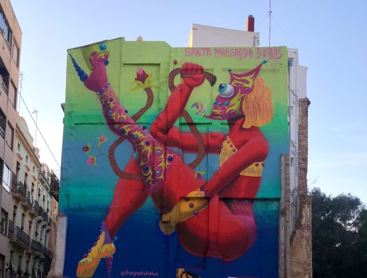 Akimbo ‘beatifica’ a Margarida Borràs en la Plaça del Mercat