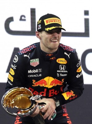 Verstappen gana el Mundial más emocionante en la última vuelta del campeonato
