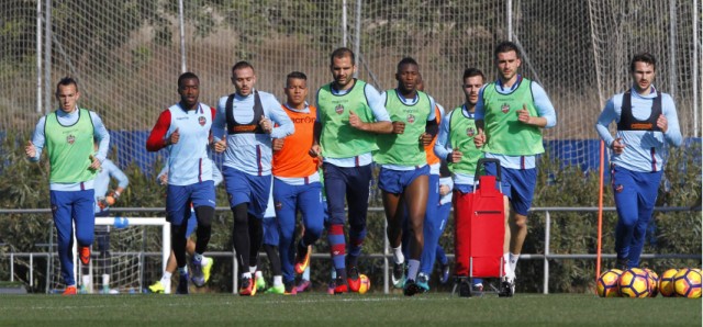 El Levante vuelve al trabajo con la ausencia de Abraham
