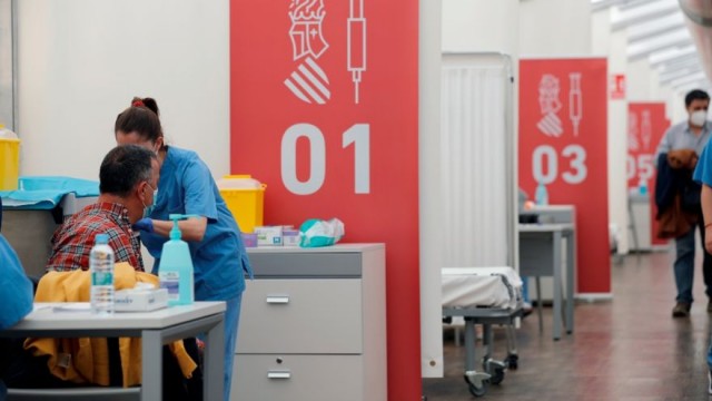 Más de 826.000 personas reciben la dosis de refuerzo contra la covid en la Comunitat