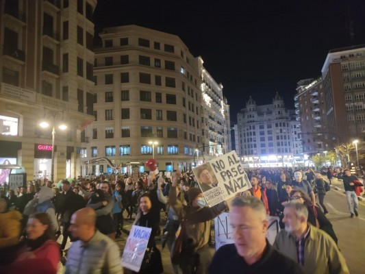 Una manifestación contra el pasaporte covid recorre el centro de València