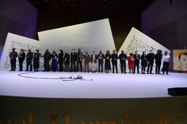 La Diputación homenajea la cultura alicantina con una gala que premia el talento y la tradición

