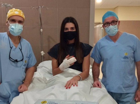 Lara González, intervenida de la fractura de su mano derecha