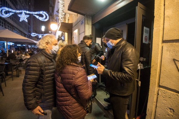 Setenta y ocho alicantinos se examinan este lunes para ser portero de discoteca