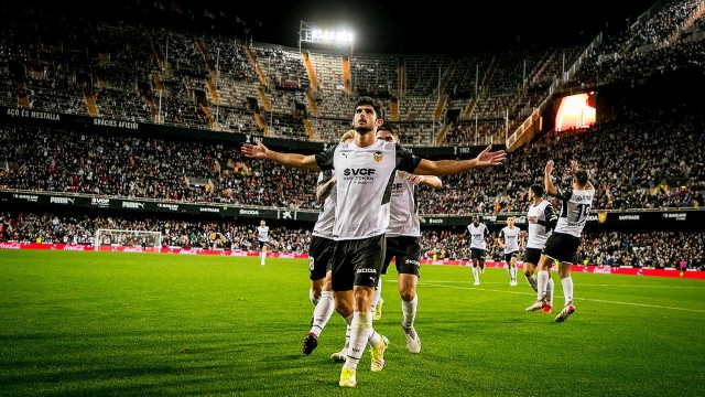 Guedes responde al 'toque' y Cillessen ejerce de salvador