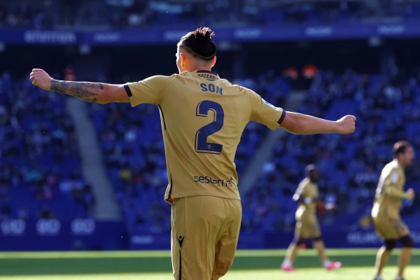 Son sale en todas las fotos y la defensa del Levante vuelve al 'blandiblú'