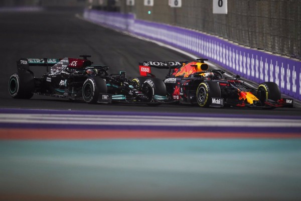 Verstappen y Hamilton viven el último y decisivo capítulo de su 'batalla' en Abu Dabi