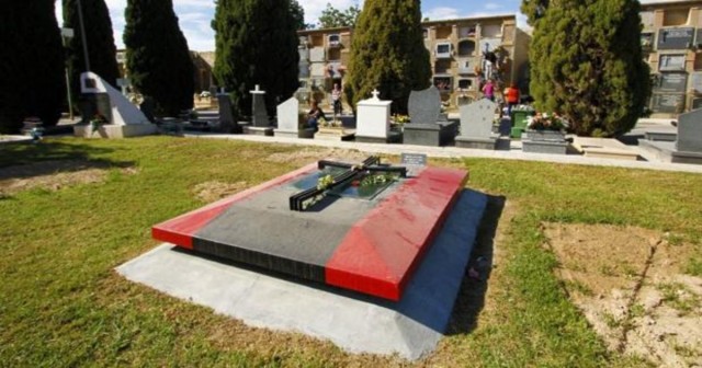 El PSOE exige retirar el catafalco de Primo de Rivera del cementerio municipal de Alicante