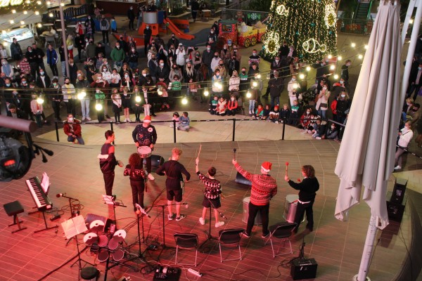 Alumnos y profesores de ELIS Villamartín recuperan el concierto navideño de La Zenia Boulevard