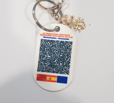 El 'merchandising' del pasaporte covid: una empresa de Cartagena ya fabrica llaveros con el código QR