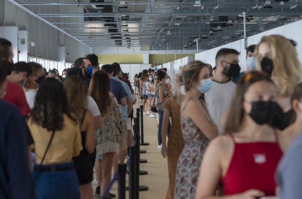 España notifica 17.012 nuevos casos de covid, 60 muertes y la incidencia se sitúa en 323
