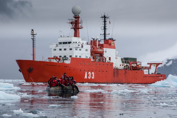El Hespérides arranca los motores para la partida a su XXVI expedición a la Antártida este jueves