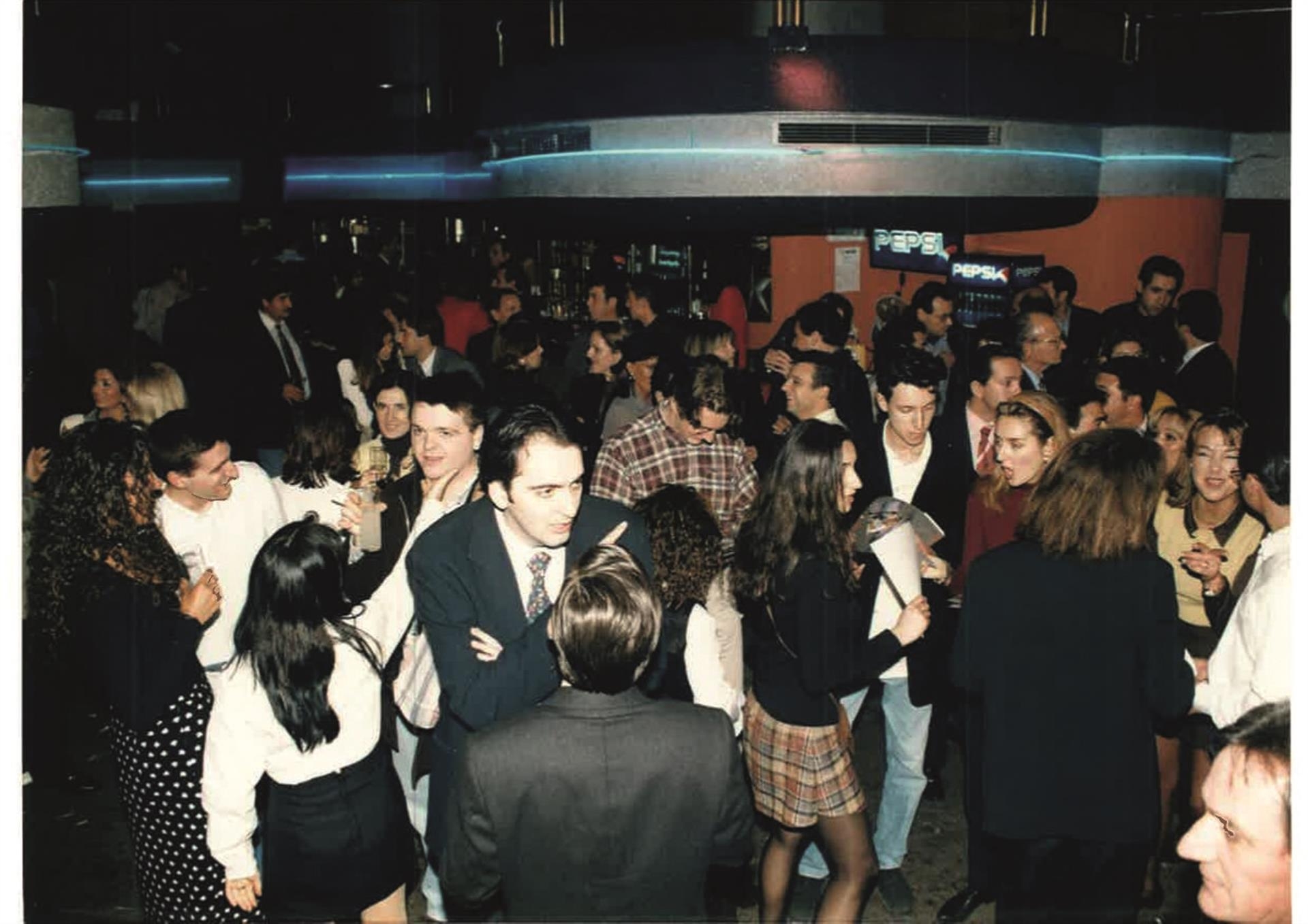 Juanjo Carbonell recopila historias y anécdotas de las discotecas valencianas