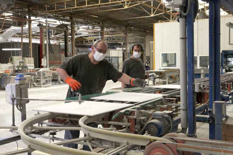 El azulejo ralentiza su vigor productivo pero lidera el crecimiento industrial en la Comunitat