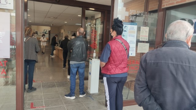 El Campello activa un servicio de descarga del pasaporte covid para personas vulnerables