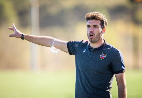 Adrián Esteve ya es oficialmente entrenador del Atlético Levante