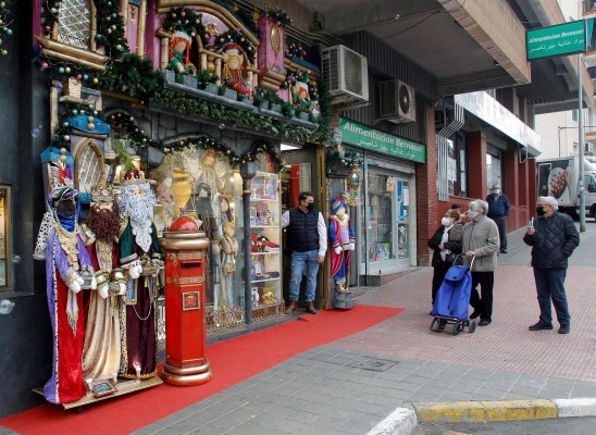 Una humilde droguería de Alicante transforma su escaparate en un gran belén