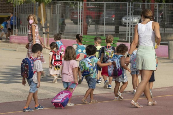 No, los niños no son el problema de la sexta ola: los contagios en clases caen un 71% desde el inicio del curso
