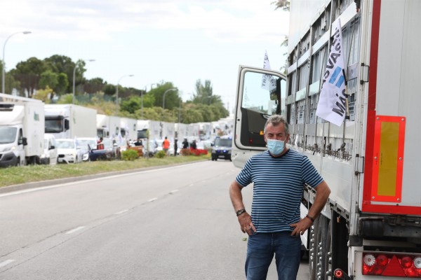Los transportistas mantendrán el paro convocado antes de Navidad tras reunirse con el Gobierno