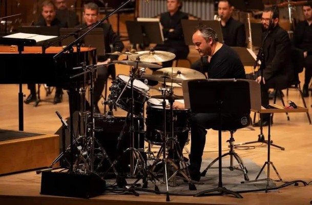 El alicantino Javier Eguillor sitúa por primera vez una batería al frente de una orquesta sinfónica