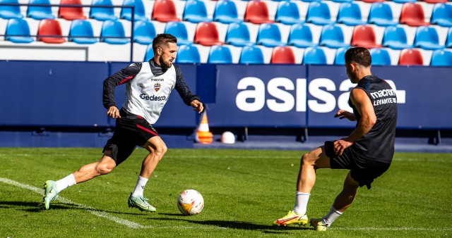 Alessio recluta a todos sus jugadores para la batalla de Barcelona
