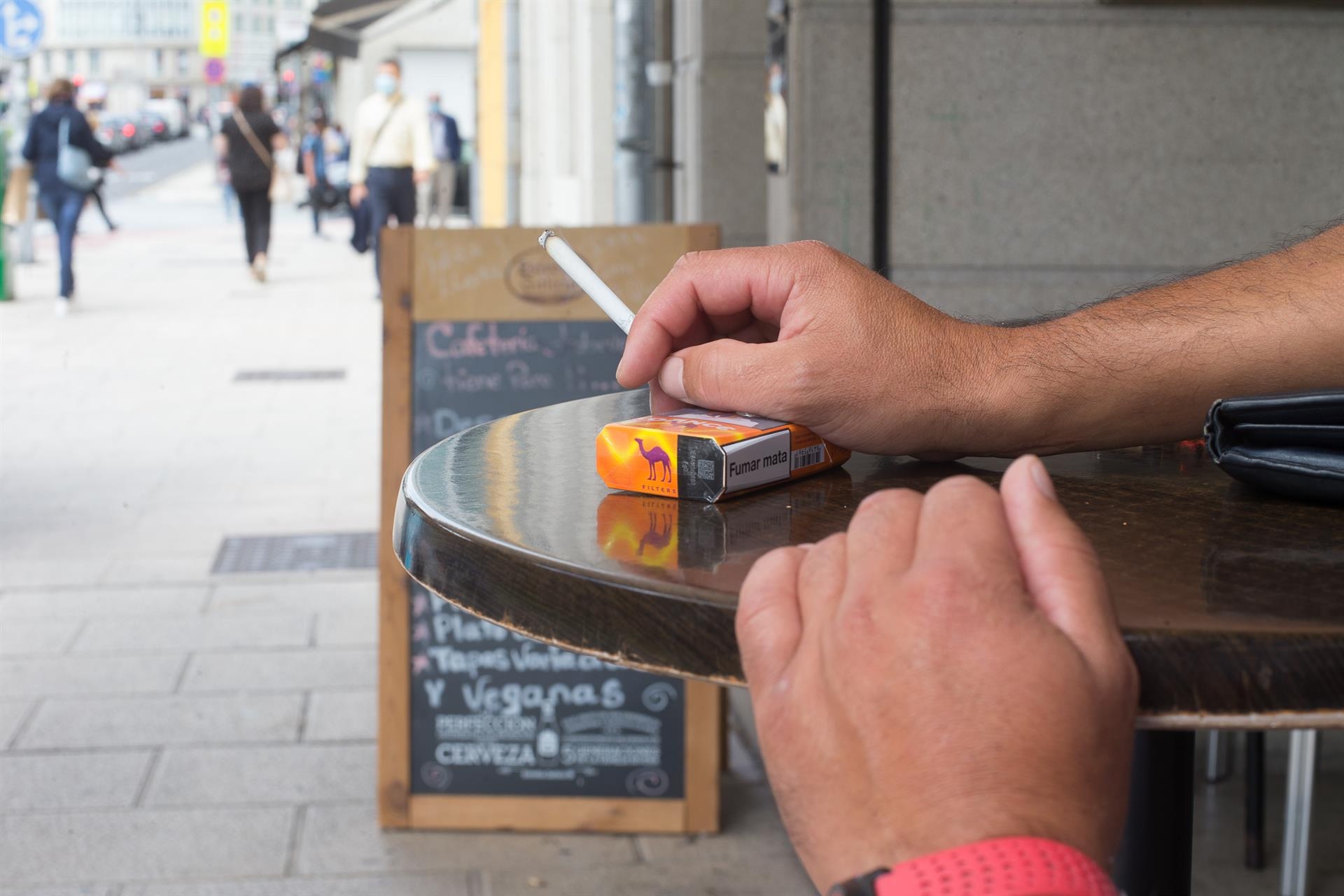 Un borrador de Sanidad propone incrementar los impuestos del tabaco y prohibir fumar en coches
