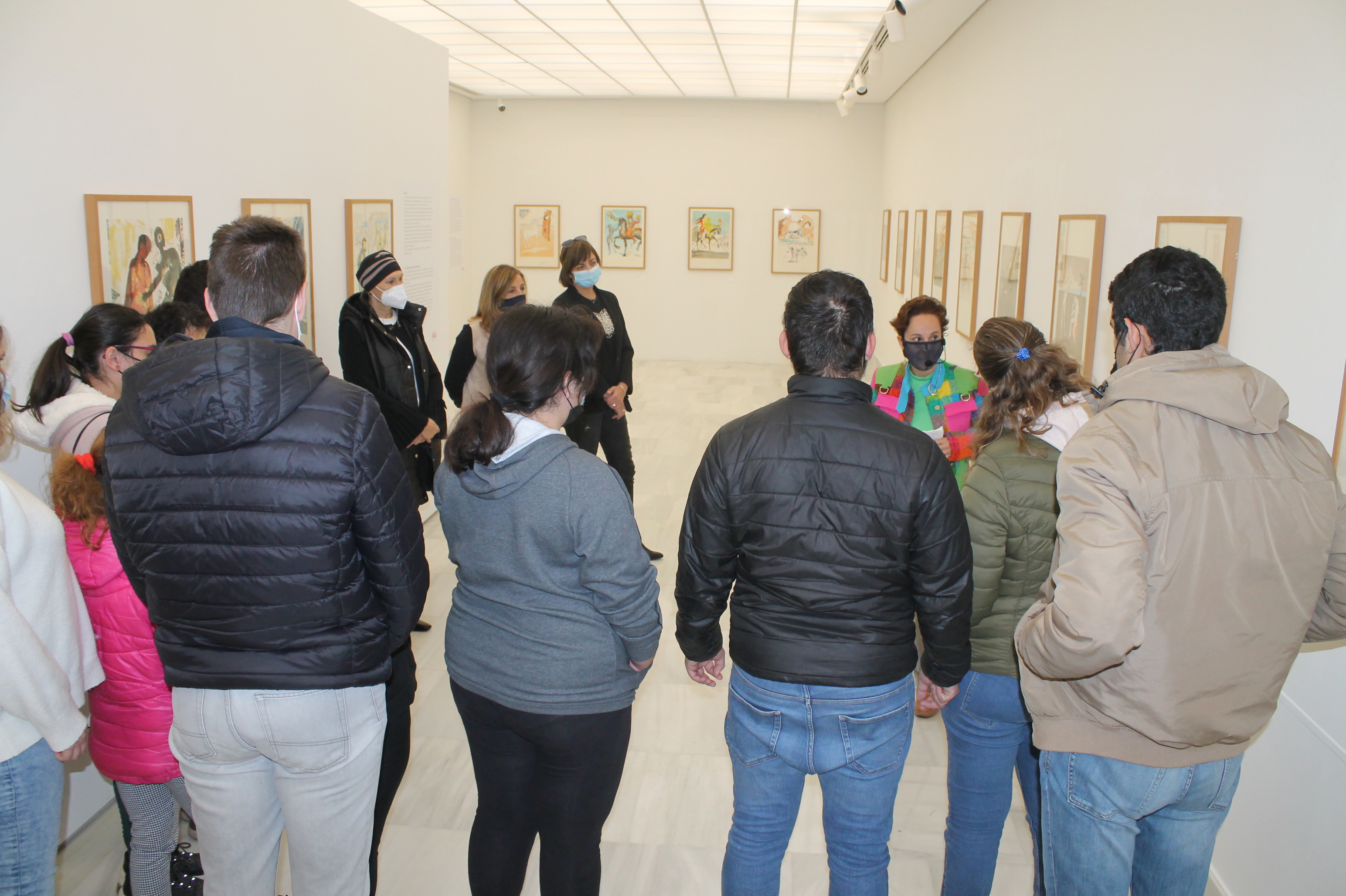 Los escolares de Benicàssim visitan la obra pictórica de Dalí en Villa Elisa