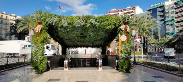 Alicante 'estrena' ornamentación navideña vegetal en el Ayuntamiento, la Explanada y Luceros