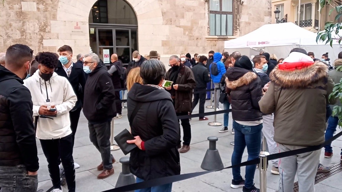 Colas para vacunarse en el punto sin cita habilitado frente al Palau de la Generalitat - 