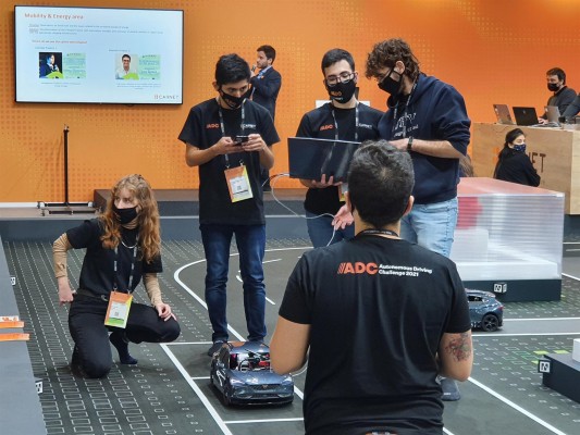 Un grupo de robótica del campus de la UPV en Alcoy, ganador en un reto de vehículos autónomos