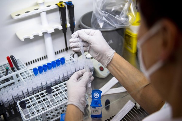 Sanidad confirma 11 casos de ómicron en España, dos no vinculados a viajes internacionales
