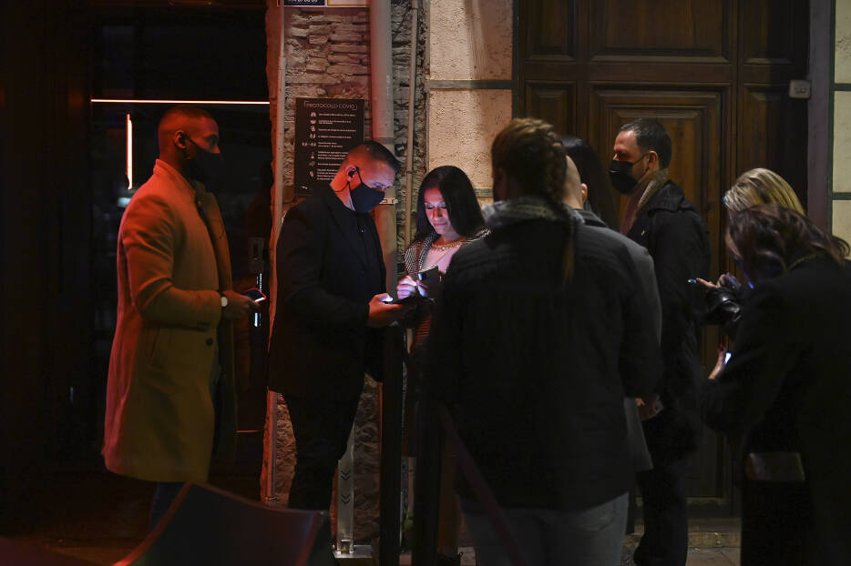 Castellón suma medio millar de casos en dos días, un fallecido y 89 personas hospitalizadas