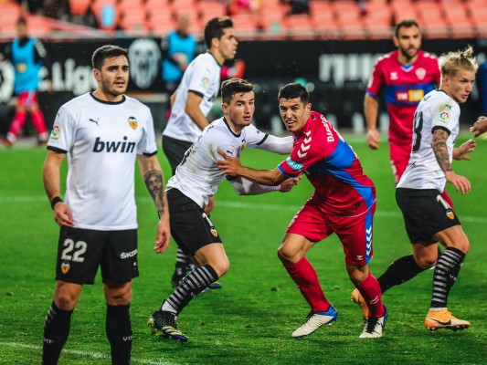 Dos victorias franjiverdes en veinticuatro visitas ligueras al Valencia