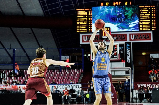 Tobey regresa liderando el triunfo de Valencia Basket