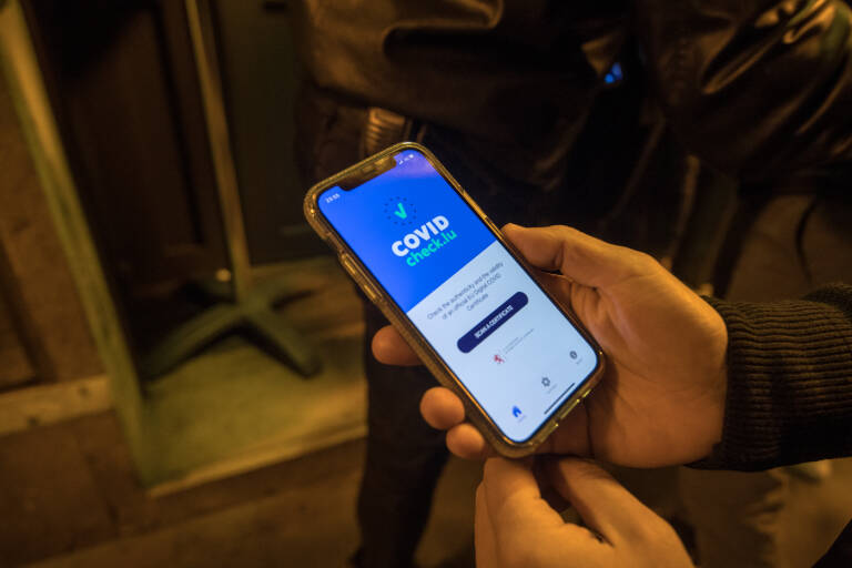 Vacunados con la dosis de refuerzo, con problemas en el uso del pasaporte covid 
