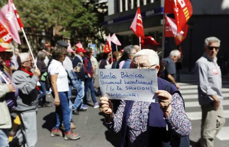  Una mujer pide en una manifestación la renta básica universal . Foto: EFE  - 
