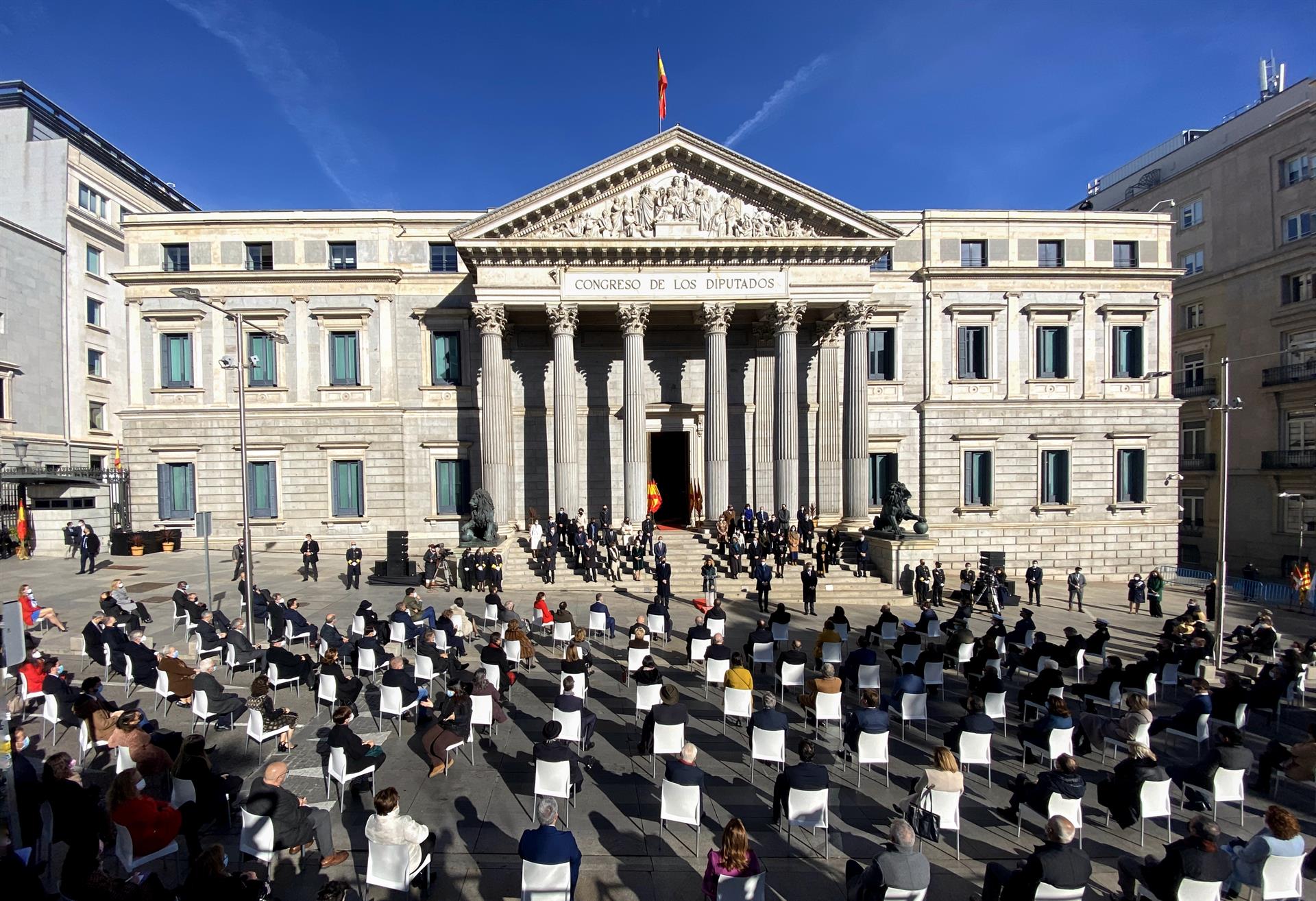 Las instituciones celebran el Día de la Constitución en el exterior del Congreso de los Diputados