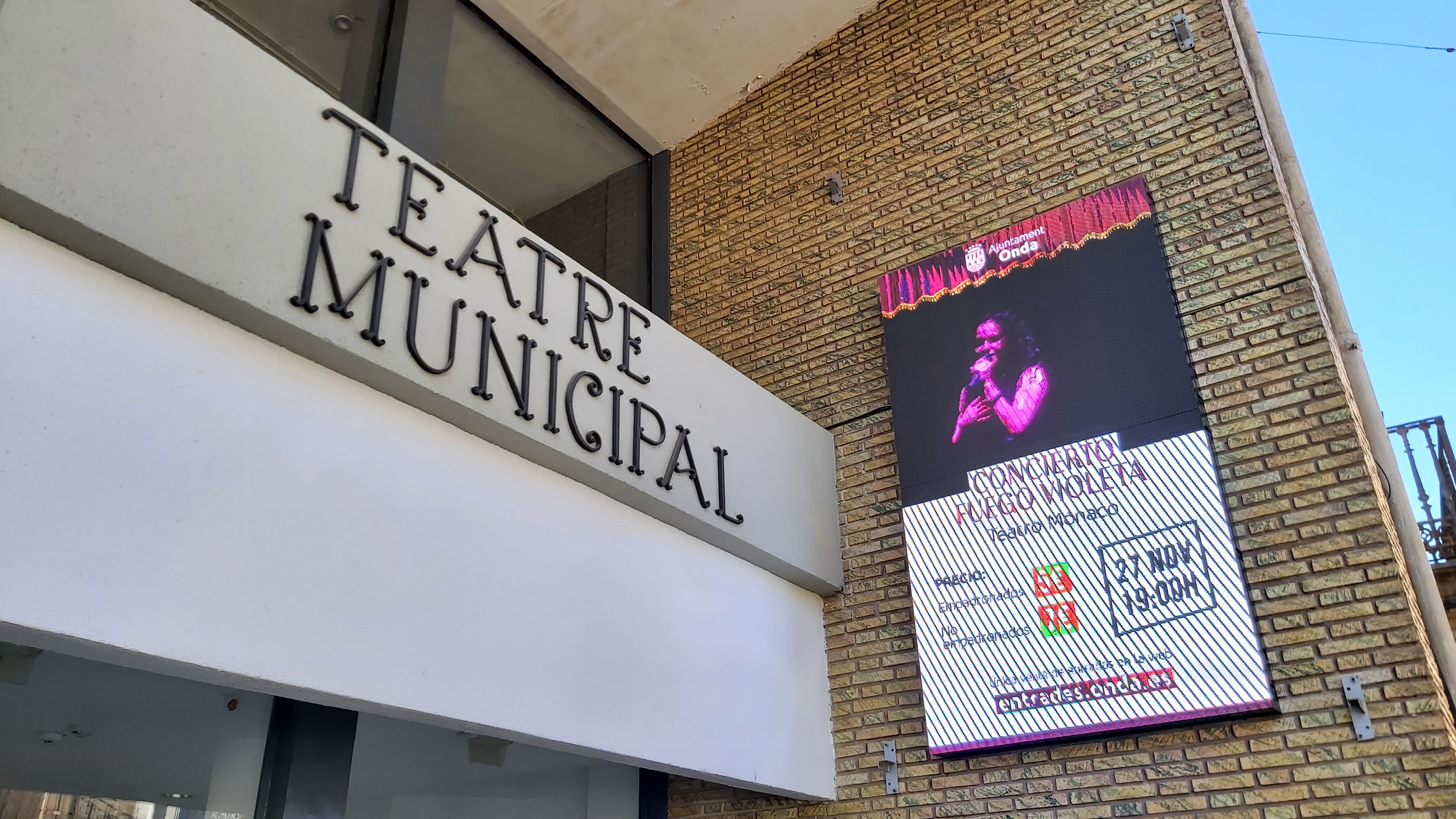 Onda instala una pantalla led en el Teatro Mónaco para presentar la cartelera y ahorrar papel