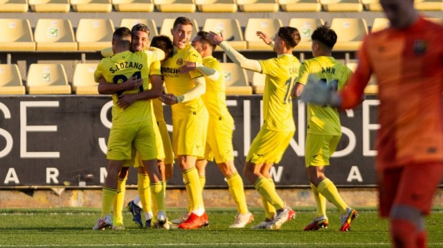 El Villarreal B derrota al Barcelona B (3-0) en un choque vibrante y se coloca líder en solitario