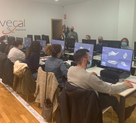 Comienza el curso de diseño de calzado y el de fabricación de marroquinería organizados por Avecal

