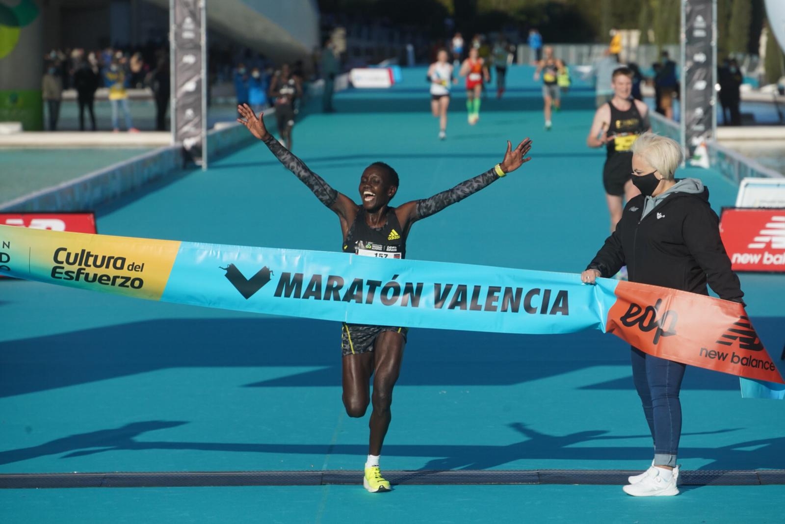 La keniana Jelagat ganó el maratón de Valencia con un tiempo de 2:19:30