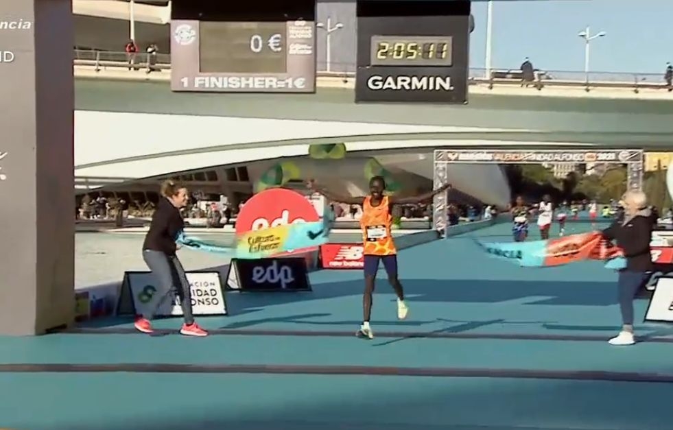 El keniano Cherono se impuso en el Maratón Valencia con un tiempo de 2:05:11