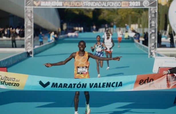 El keniano Cherono se impuso en el Maratón Valencia con un tiempo de 2:05:11